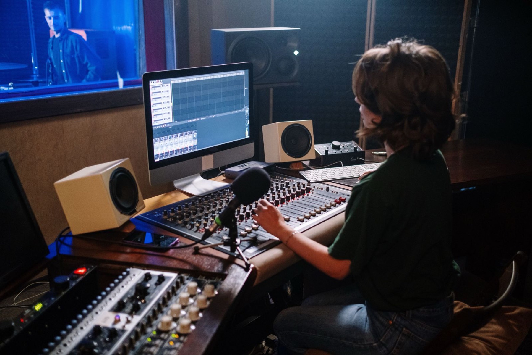 Tonstudio mit Mischpult und Bildschirmen